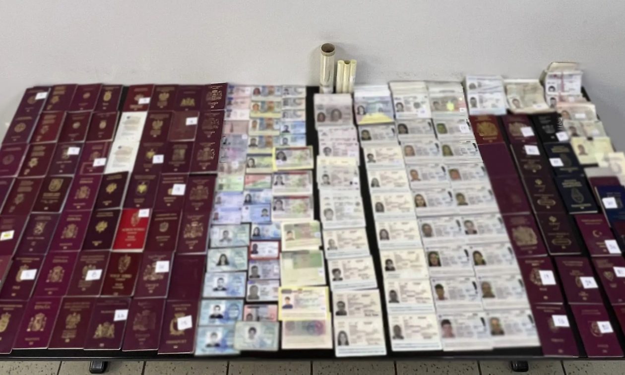 Βρέθηκε εργαστήριο πλαστών εγγράφων σε σπίτι στην Αθήνα – Δεκάδες ταυτότητες και διαβατήρια (Vid)