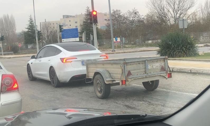 Σέρρες: Viral έγινε Tesla με κοτσαδόρο και τρέιλερ