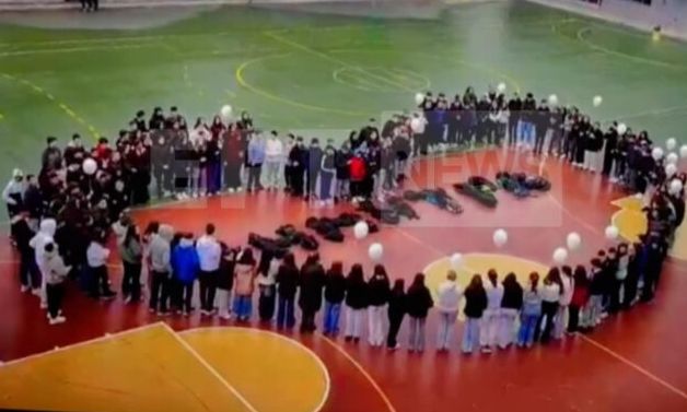 Χανιά: Σπαρακτικό αντίο για τη 13χρονη από τους συμμαθητές της – Σχημάτισαν με τσάντες το όνομά της