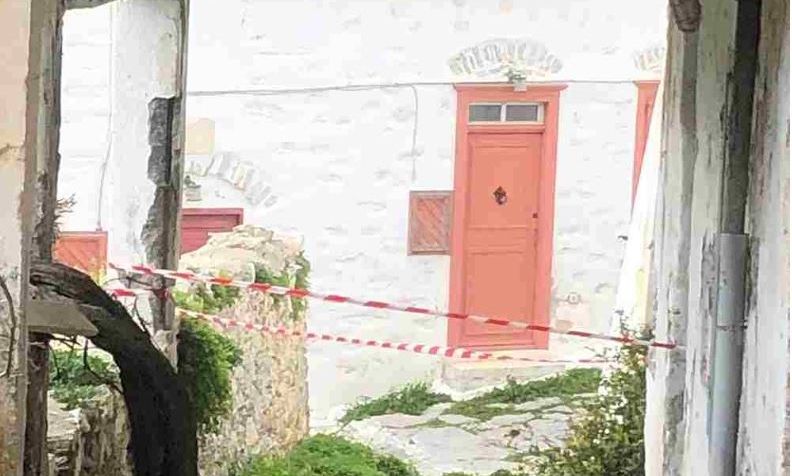 Αμοργός: Κλείνουν σπίτια με κόκκινη κορδέλα  – Δείτε φωτογραφίες