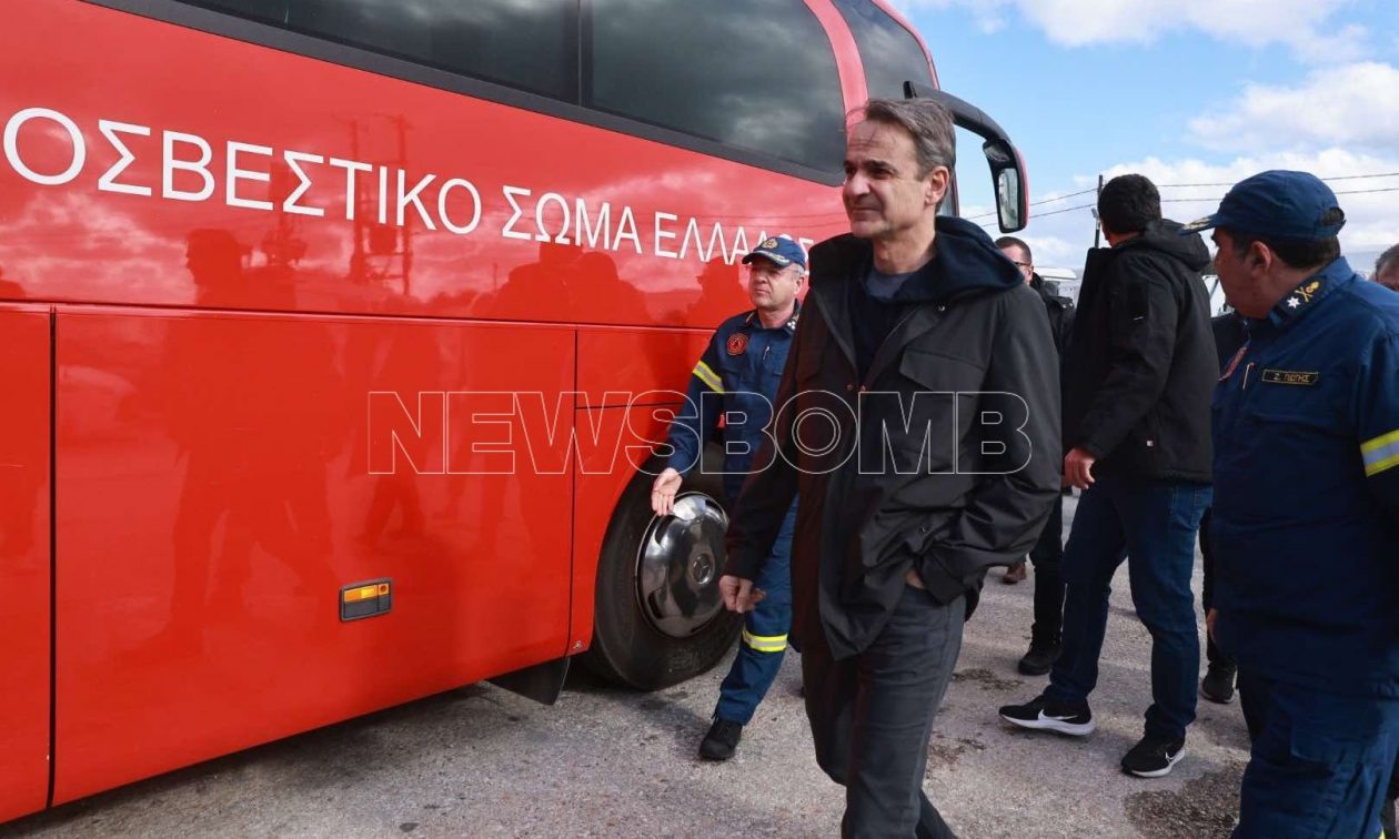 Σεισμοί: Ο Μητσοτάκης έφθασε στη Σαντορίνη – Πήγε κατευθείαν στο Συντονιστικό της Πυροσβεστικής