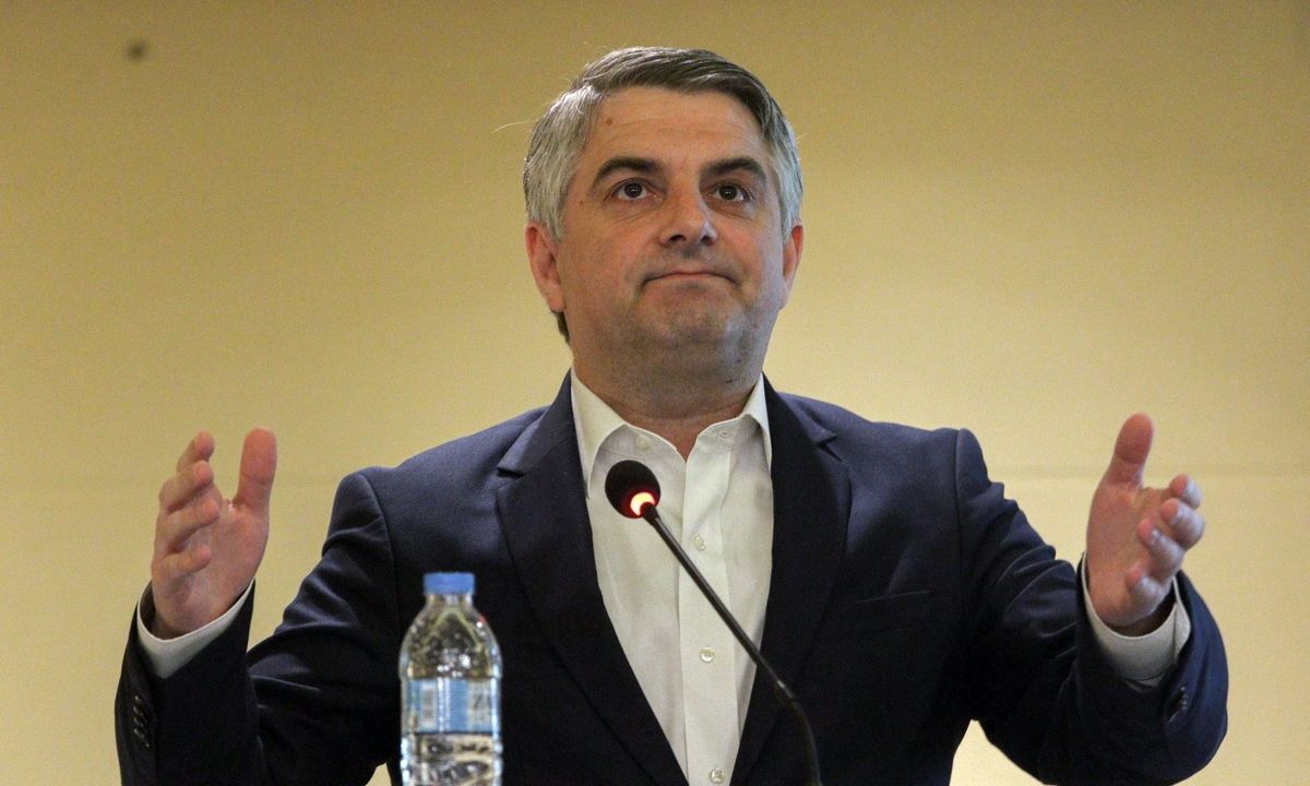 Η στιγμή που ο Κωνσταντινόπουλος ανακοίνωσε στη Βουλή τη δικογραφία για τα Τέμπη