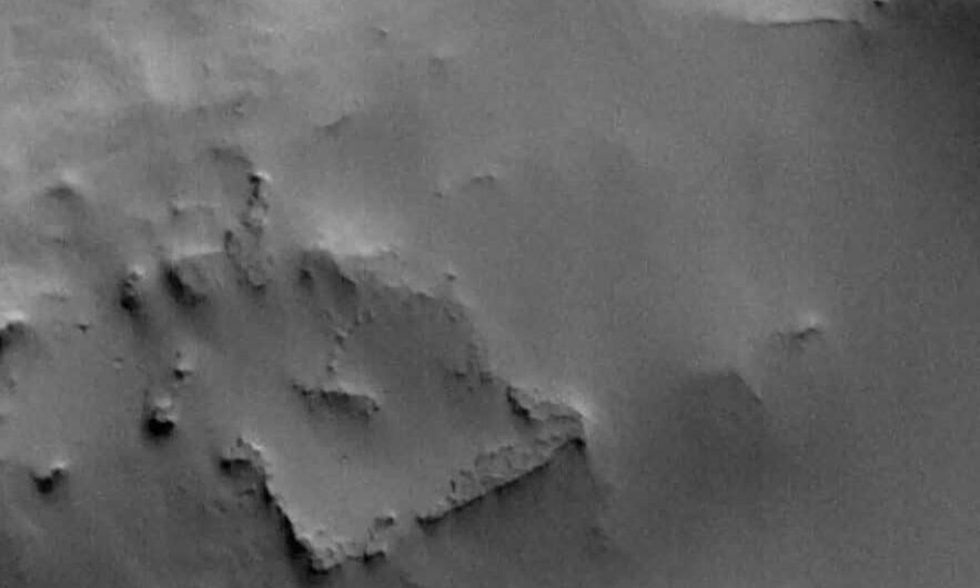 Εικόνα της NASA αποκαλύπτει ένα τετράγωνο στον Άρη και ο Έλον Μασκ ετοιμάζει αποστολή