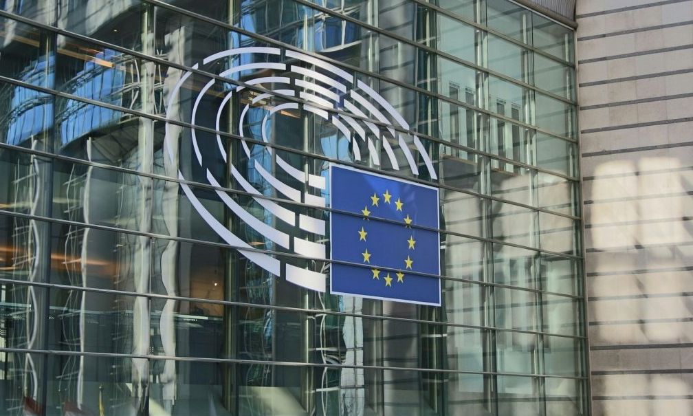Politico: Μέτρα δημοσιονομικής ευελιξίας για τόνωση των αμυντικών δαπανών εξετάζει η ΕΕ