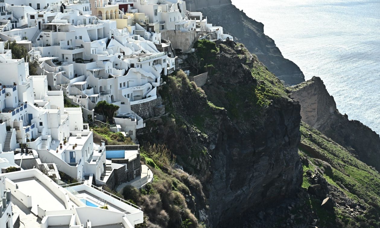 Δήμος Θήρας: Αποζημίωση 534 ευρώ και αναστολή συμβάσεων εργασίας λόγω των σεισμών