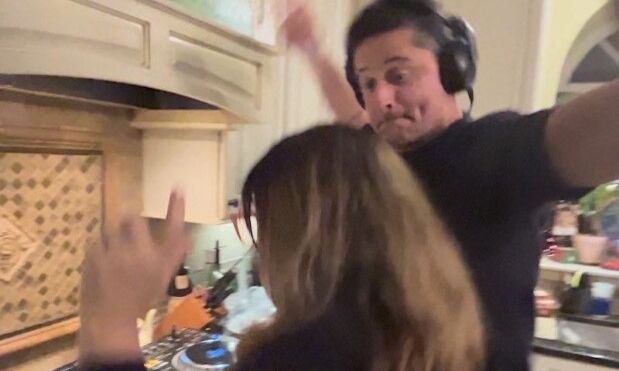 DJ έμαθε στους γονείς του πώς να χρησιμοποιούν τα decks – τώρα διοργανώνουν ρέιβ πάρτι στην κουζίνα