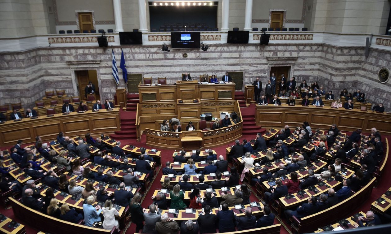 ΣΥΡΙΖΑ – ΠΑΣΟΚ: Τα ανεβοκατεβάσματα στην ψηφοφορία για τον ΠτΔ – Η διελκυστίνδα της αντιπολίτευσης