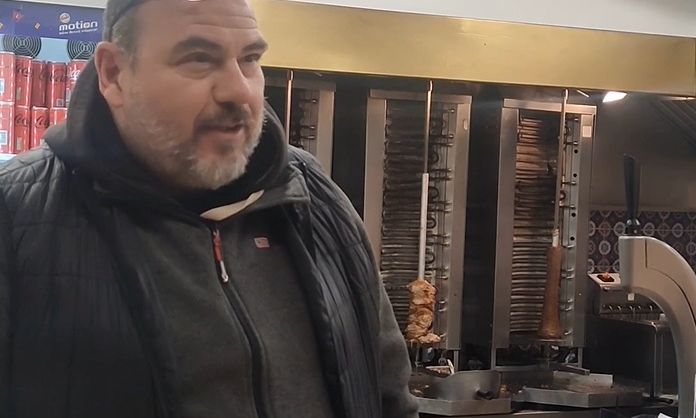 Σαντορίνη: Το «ηρωικό» σουβλαδίτζικο του νησιού –  «Δεν κλείνουμε πρέπει κάπου να φάνε οι άνθρωποι»