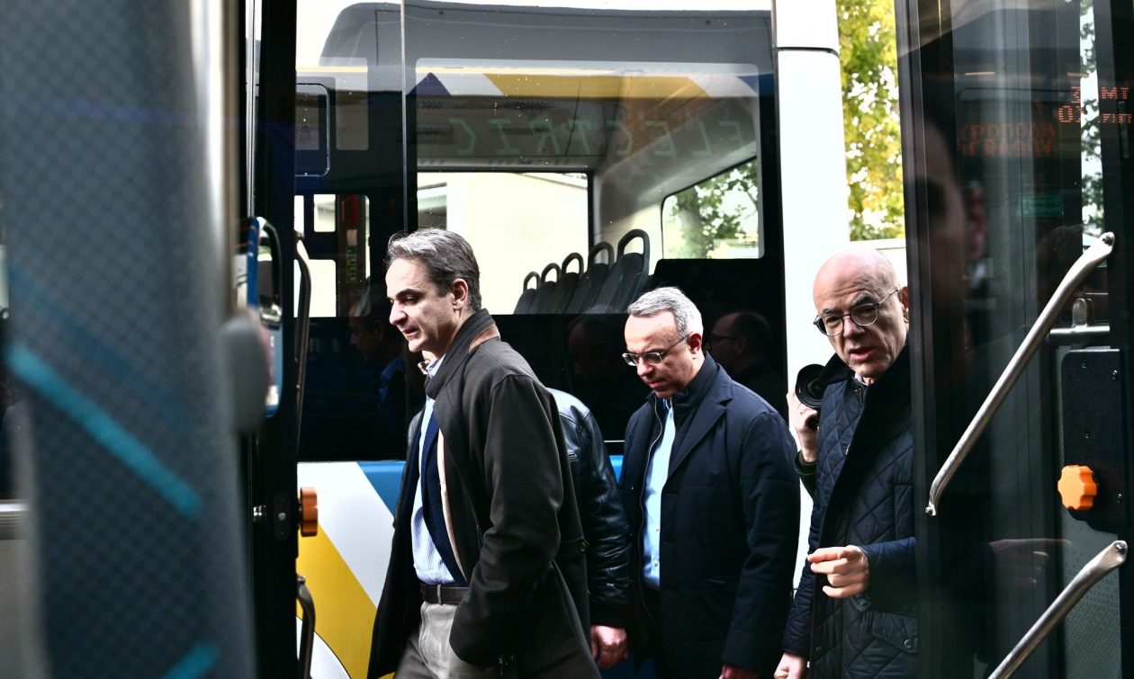 Μητσοτάκης στο αμαξοστάσιο της ΟΣΥ: Καινούργια λεωφορεία έως τα μέσα του 2025 και αύξηση δρομολογίων