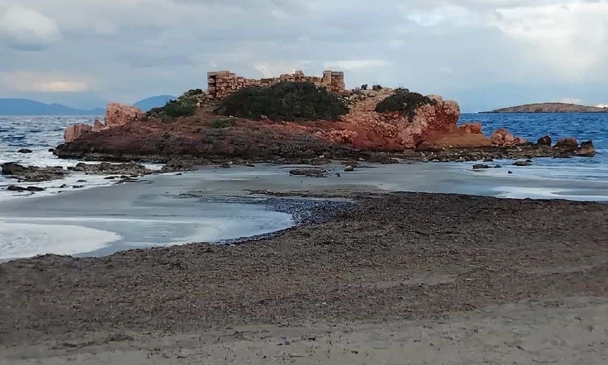 Καβούρι: Γιατί υποχώρησε η θάλασσα – Ο γεωλόγος Βασίλης Καψιμάλης εξηγεί το φαινόμενο