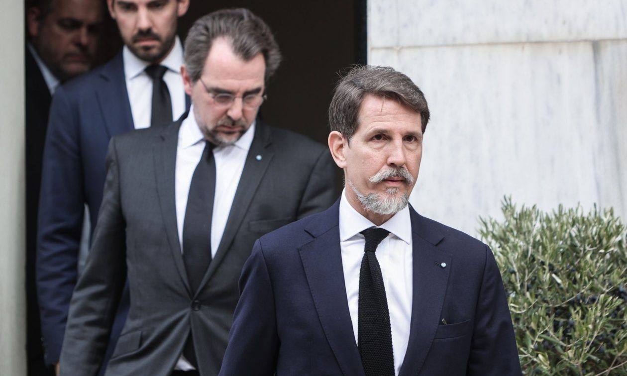 Καθηγητής Δικαίου κατά Ντε Γκρες: Απαγορεύονται οι τίτλοι ευγενείας και διακρίσεως