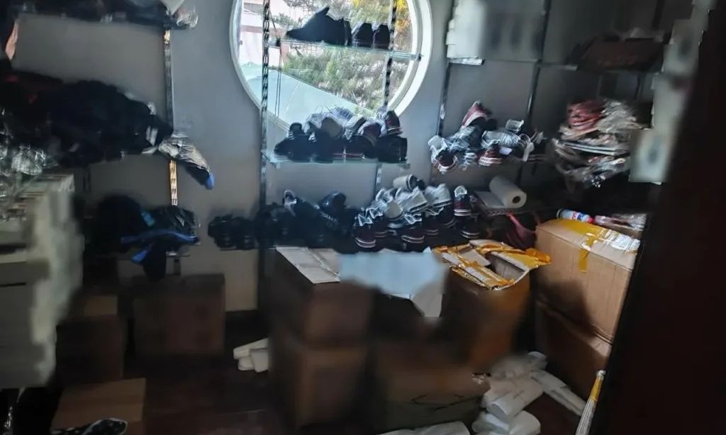 Αχαΐα: Εξαρθρώθηκε εγκληματική οργάνωση για διακίνηση απομιμήσεων – «Χειροπέδες» σε 15 εμπόρους