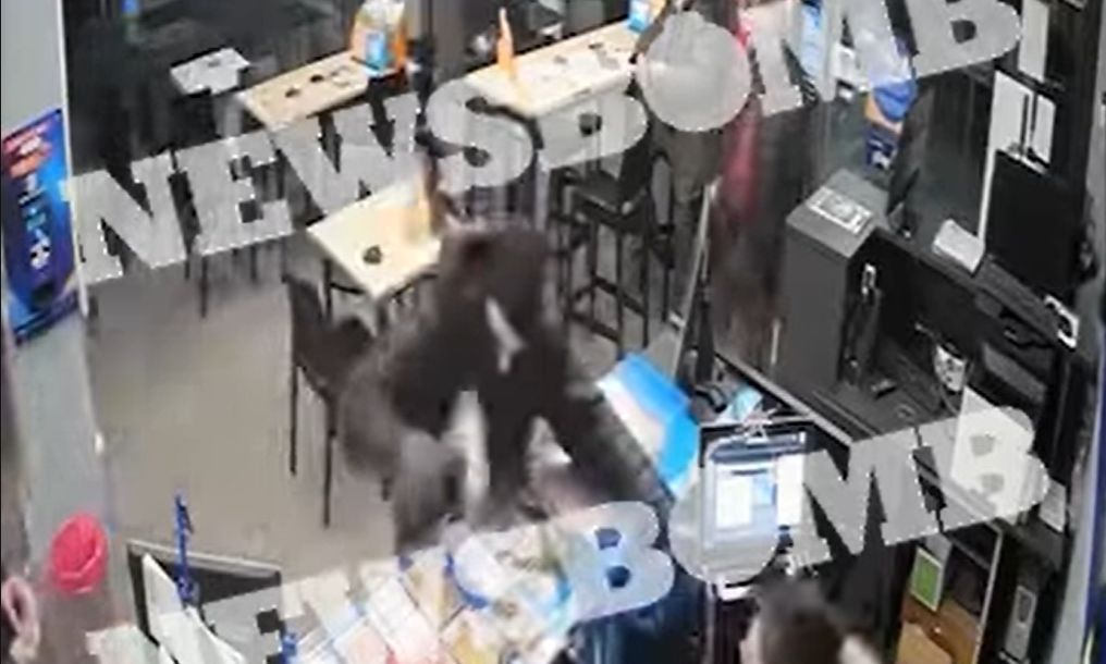 Νέα Φιλαδέλφεια: Βίντεο με τη στιγμή της ληστείας με τσεκούρι σε πρακτορείο τυχερών παιγνίων