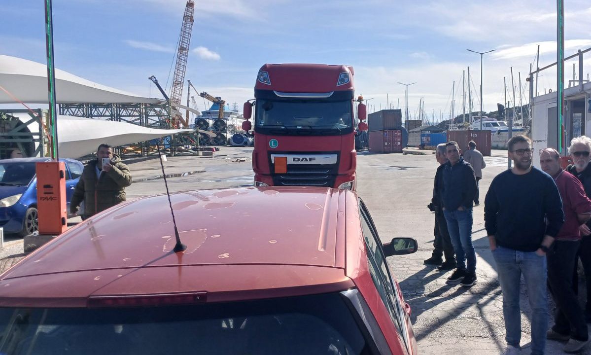 Αναστάτωση στο λιμάνι του Λαυρίου από μεταφορά εκρηκτικών – Αντιδράσεις κατοίκων