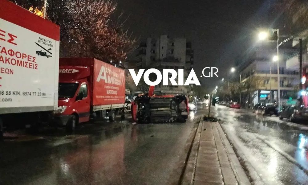Θεσσαλονίκη: IX έπεσε πάνω σε φανάρι και ανετράπη – Μία τραυματίας