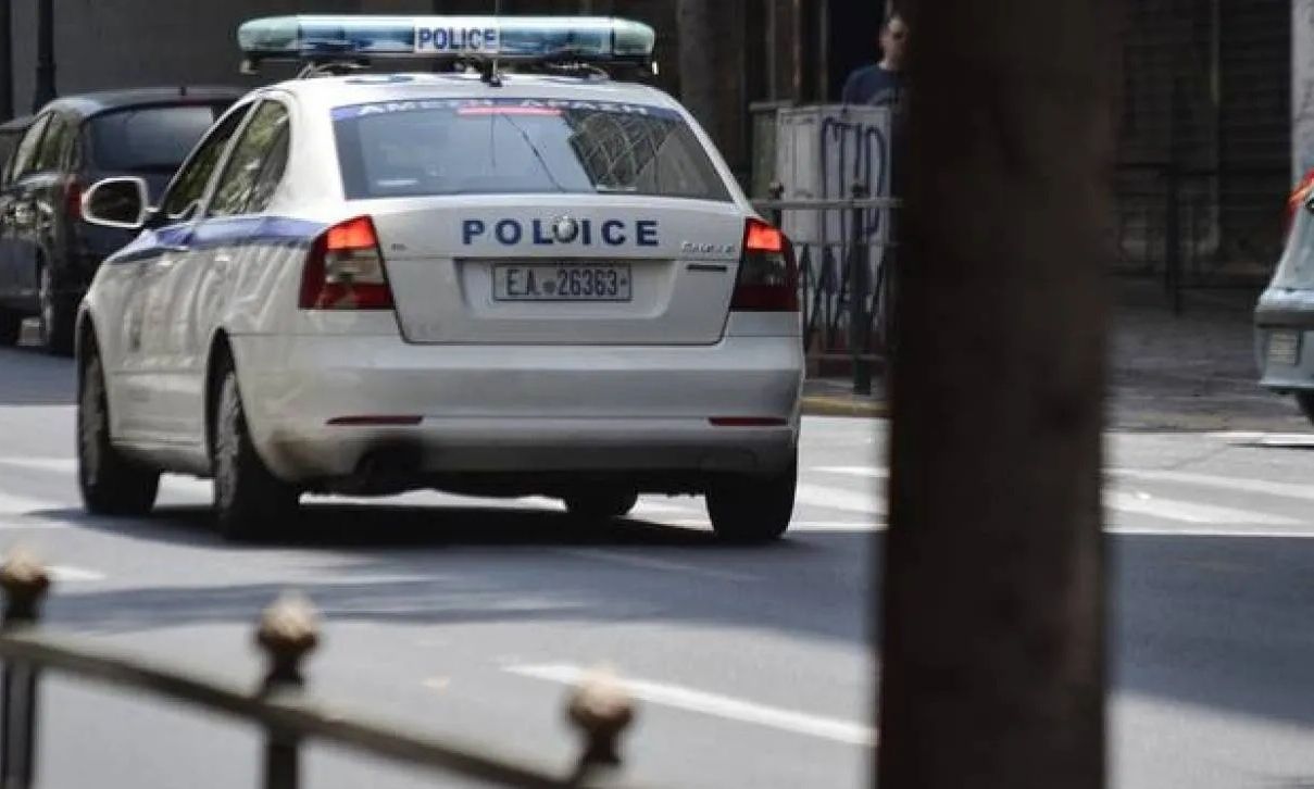 Συναγερμός για άνδρα που απειλεί να πέσει από ταράτσα κτηρίου στην Αμαλιάδα