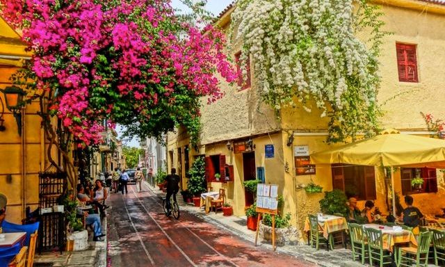 Guardian: Η Πλάκα σε ασφυκτική πίεση – 10 εκατομμύρια τουρίστες στην Αθήνα