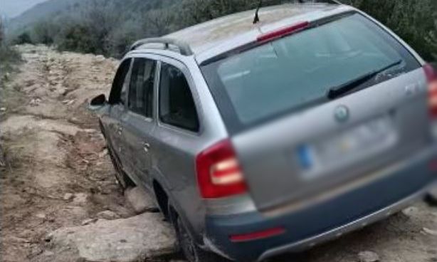 Βόλος: Αυτοκίνητο «κόλλησε» σε βομβαρδισμένο δρόμο εξαιτίας της Google