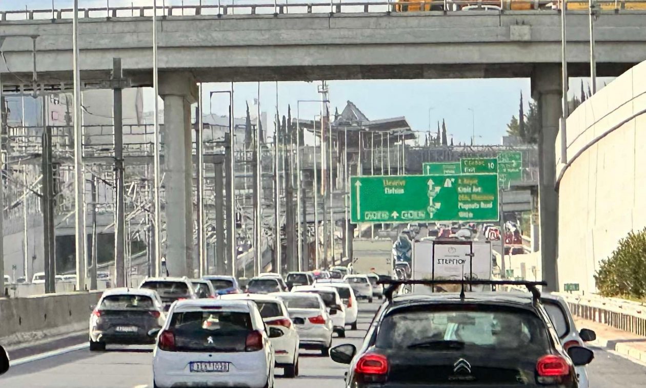 Κίνηση: Αυτοκίνητο ανετράπη στην Αττική Οδό – Αυξημένη η κίνηση σε αρκετές εξόδους