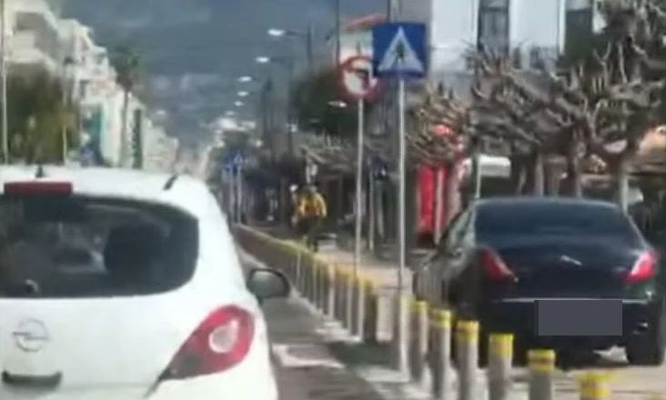 Καλαμάτα: Οδηγός μπήκε με το αυτοκίνητό του στον ποδηλατόδρομο – Απίστευτο βίντεο
