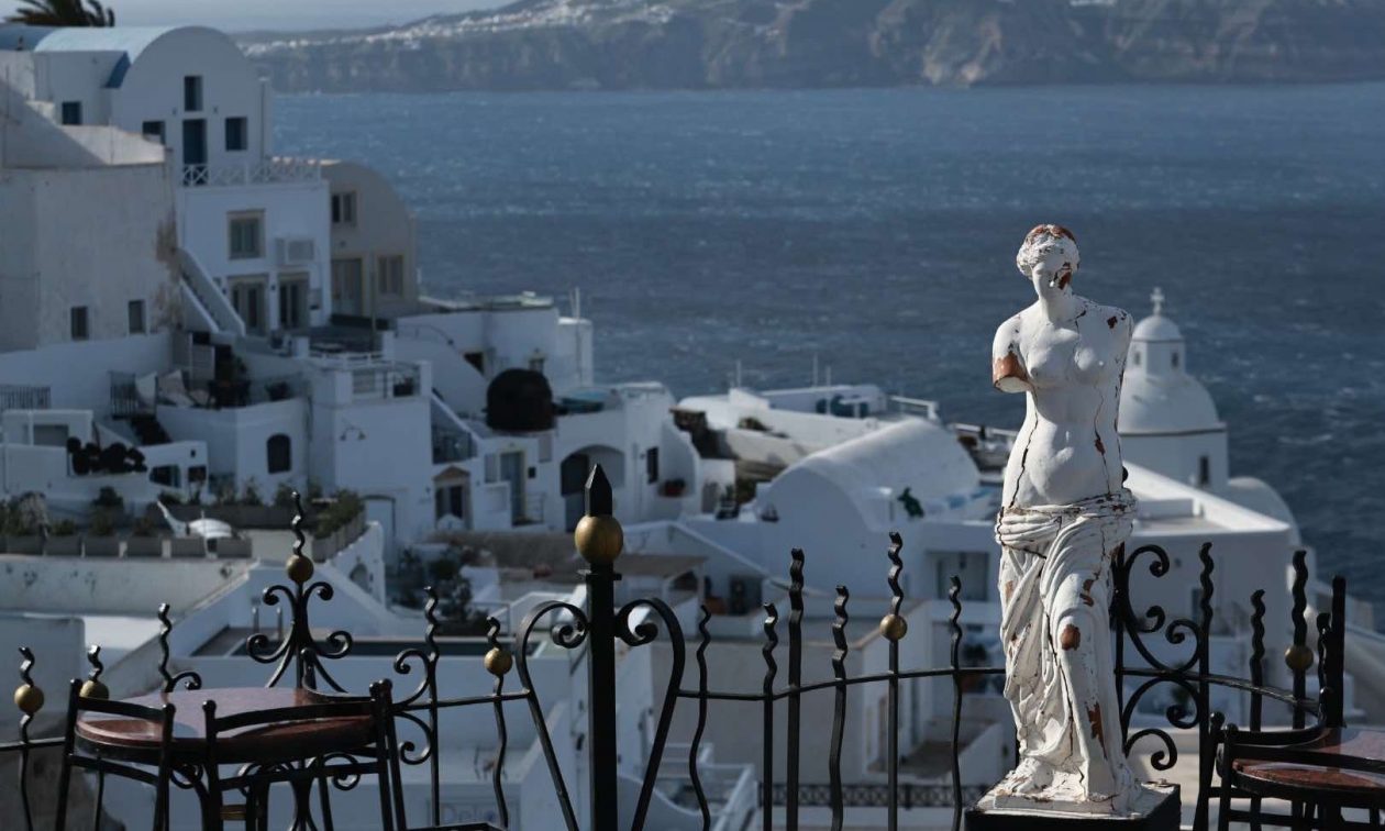 Βουγιουκαλάκης: Δεν υπάρχει κανένα σενάριο που να λέει θα εκκενώσουμε κόσμο από τη Σαντορίνη