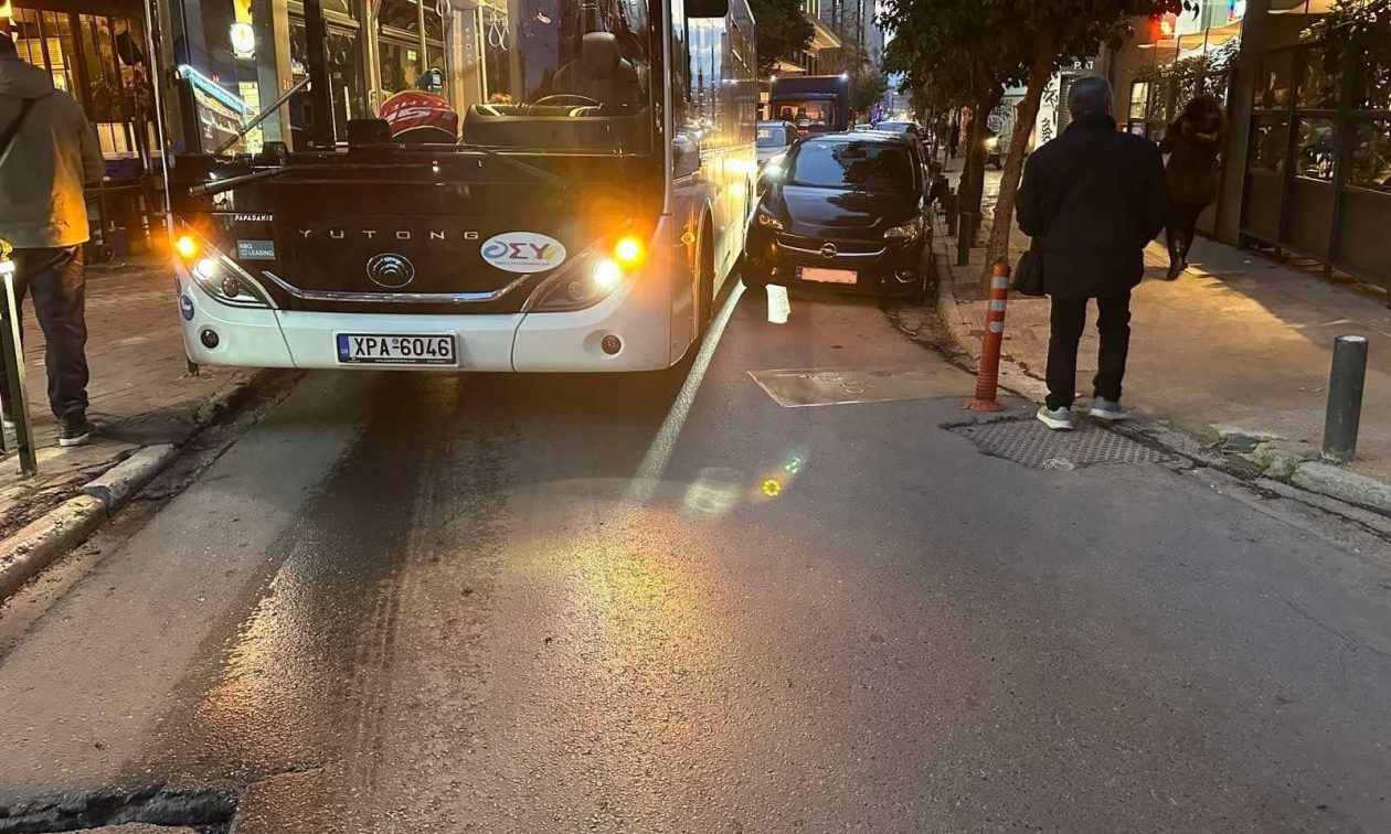 Παρκαρισμένο ΙΧ προκαλεί χάος στην πλατεία Αγίας Είρηνης – Εγκλωβισμένοι δεκάδες οδηγοί