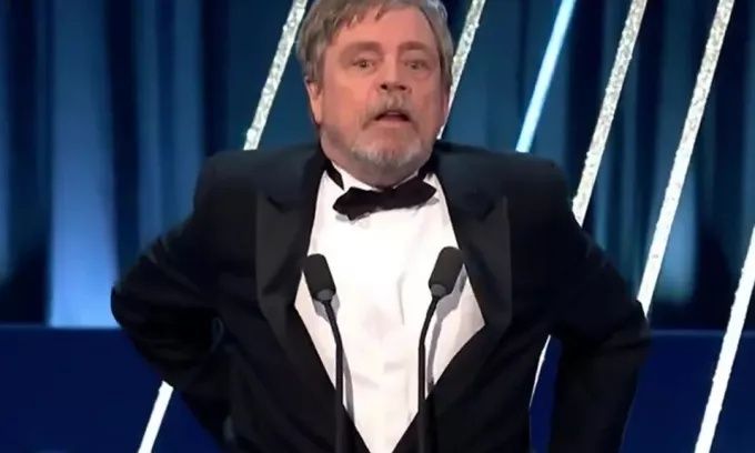 BAFTAs: Η αμήχανη στιγμή που έπεσε το παντελόνι του Mark Hamill ενώ παρουσίαζε βραβείο