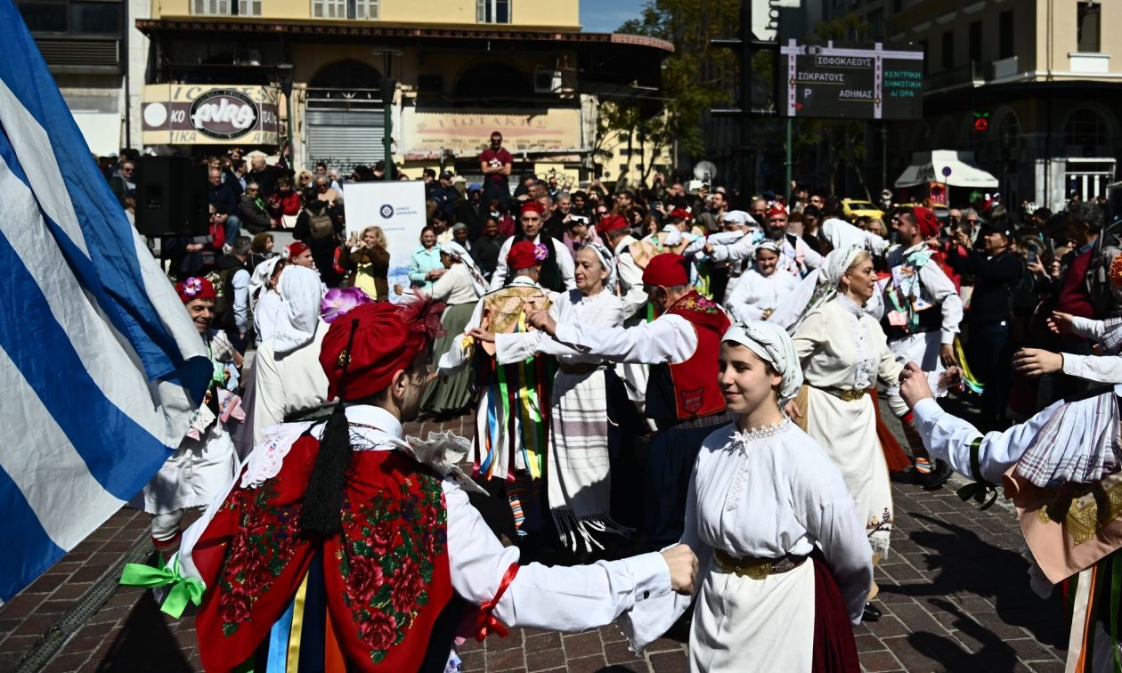 Τσικνοπέμπτη: Τι συμβολίζει η αυριανή η ημέρα – Τα έθιμα σε όλη την Ελλάδα