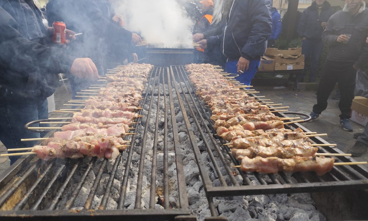 Τσικνοπέμπτη: Μια μεγάλη ψησταριά η Καλαμπάκα με… 10.000 σουβλάκια