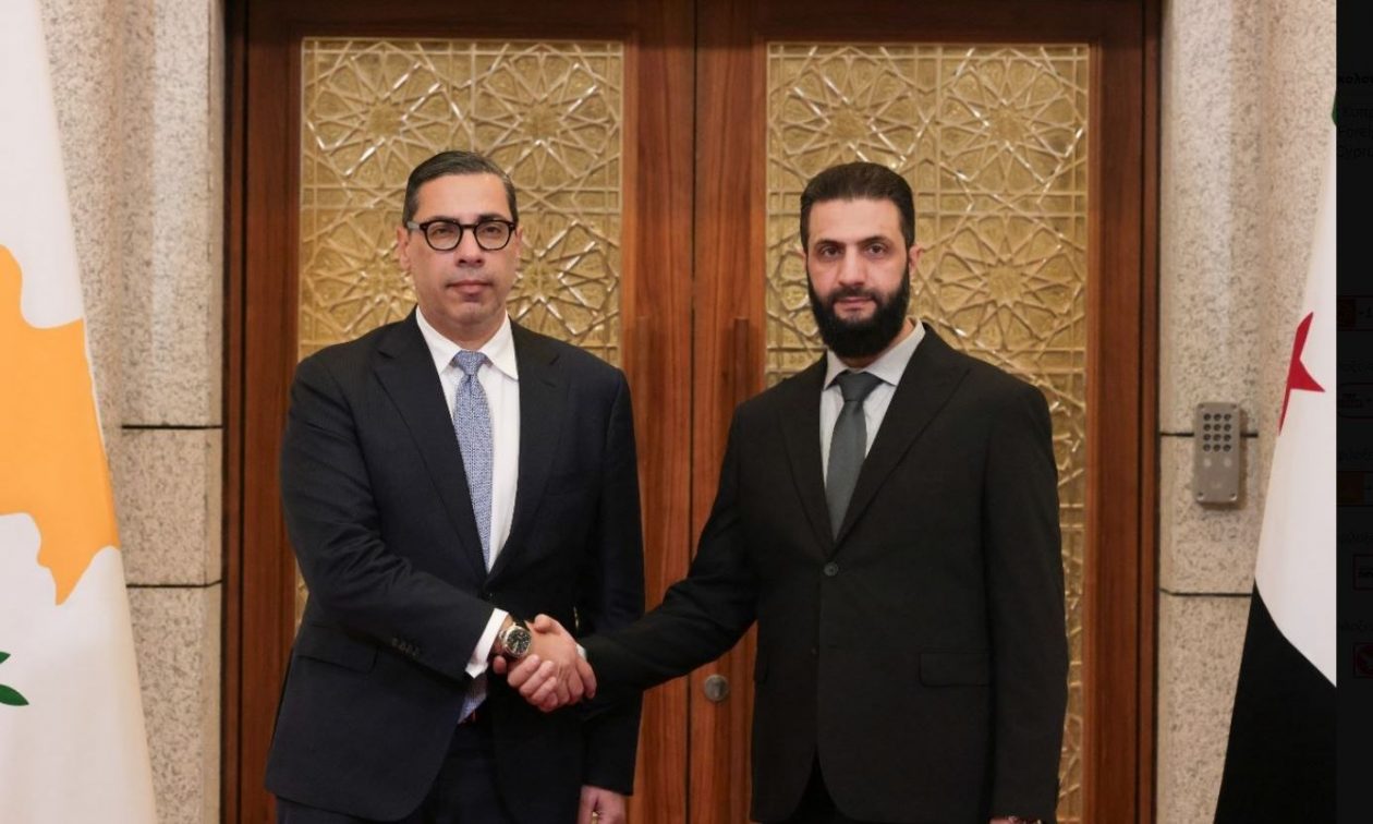 Σάλος στην Τουρκία για τη φωτογραφία του Αλ Σάρα με τον ΥΠΕΞ Κύπρου, με φόντο την κυπριακή σημαία