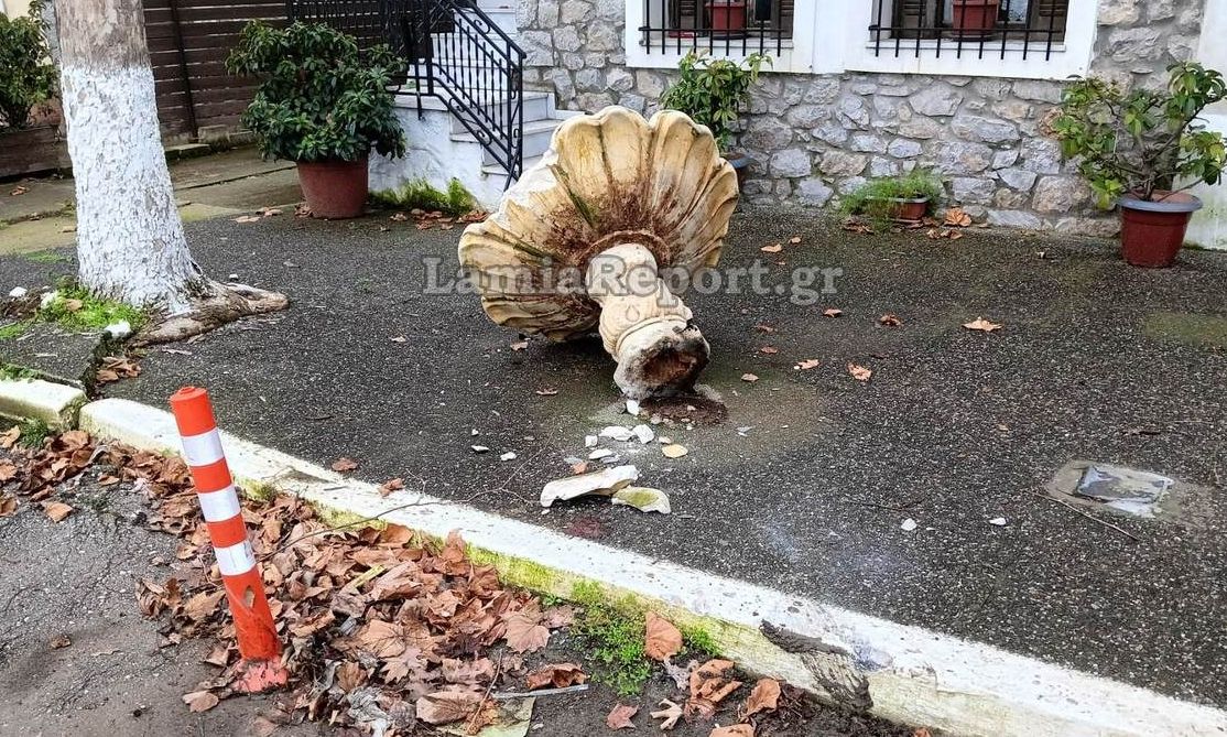 Φθιώτιδα: Ασυνείδητος οδηγός κόντεψε να διαλύσει την πλατεία – Από τύχη δεν υπήρξε τραυματίας