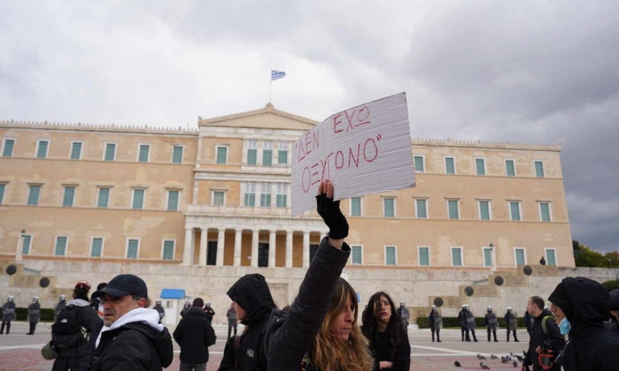 Τέμπη: Φοιτητές στον τόπο της τραγωδίας – Συγκεντρώσεις σε Αθήνα και Θεσσαλονίκη