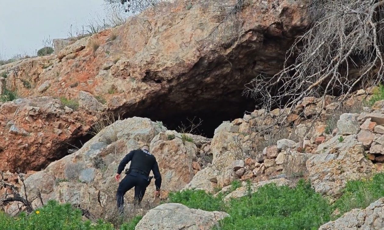 Θρίλερ στη Βούλα: Κρεμασμένη βρέθηκε στη σπηλιά η άτυχη γυναίκα – Τι λέει ο δήμαρχος Βούλας
