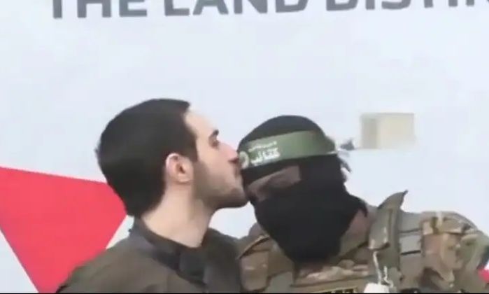 H στιγμή που Ισραηλινός όμηρος φιλάει στο μέτωπο μαχητή της Χαμάς