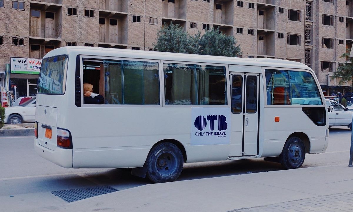«Brave Business in a Bus»: Το πρώτο λεωφορείο για Αφγανές γυναίκες επιχειρηματίες