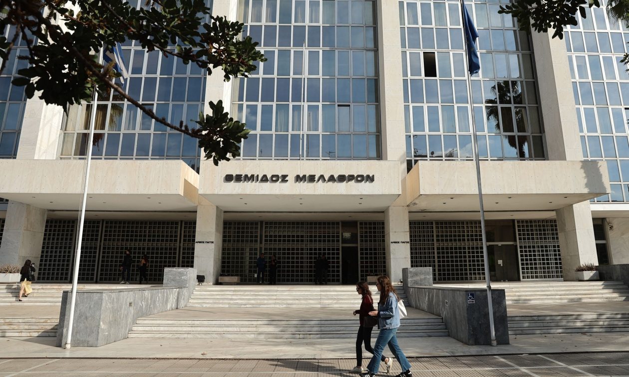 Άρειος Πάγος – Τέμπη: «Η Δικαιοσύνη οφείλει να προβαίνει στις απαραίτητες ενημερώσεις»
