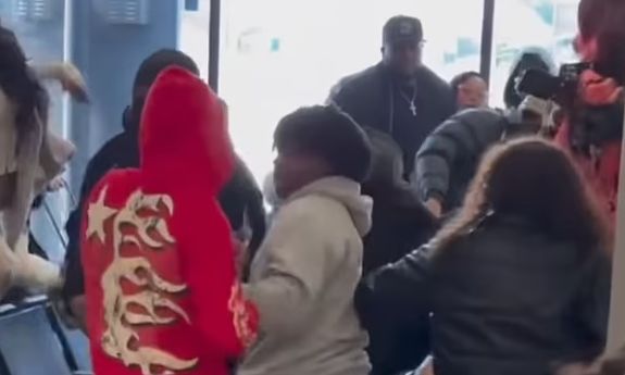 Ατλάντα: Καυγάς χωρίς έλεος: Χαοτικές σκηνές σε αεροδρόμιο – Μπουνιές, κλωτσιές και …καρέκλες