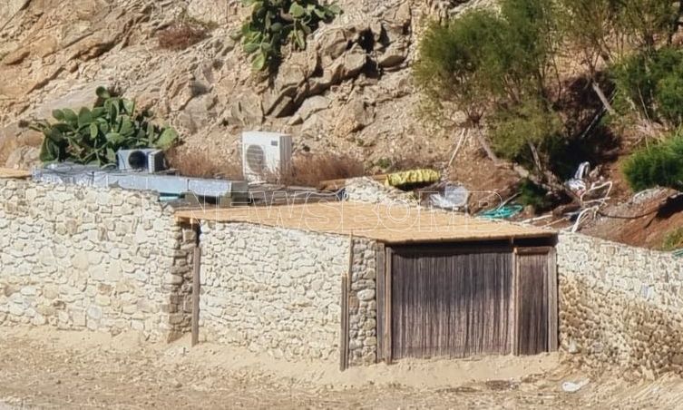 Μύκονος: «Σήκωσαν» πέτρινο κτίσμα πάνω στην άμμο στην παραλία της Ελιάς – Δείτε φωτογραφίες