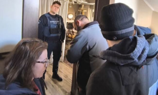 Επιχείρηση έξωσης οικογένειας με κατάκοιτο άτομο στο Παλαιό Φάληρο