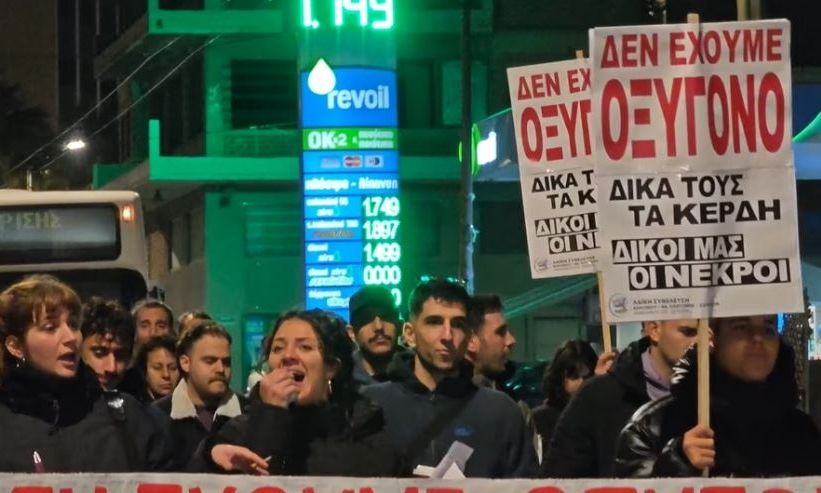 Τέμπη: Παρέμβαση στον Σταθμό Λαρίσης – Τοιχοκόλλησαν τα ονόματα των νεκρών