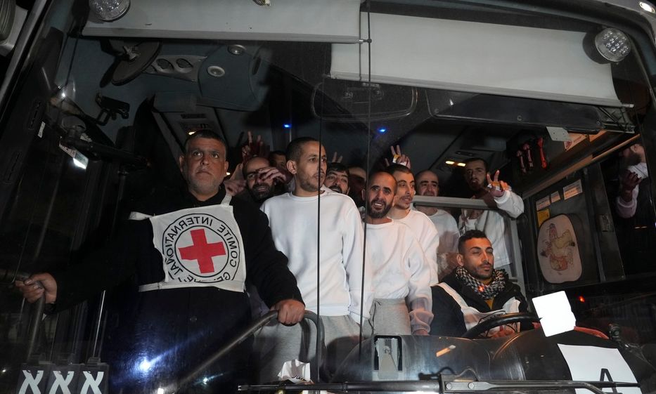 Γάζα: Η Χαμάς παρέδωσε 4 νεκρούς ομήρους στον Ερυθρό Σταυρό – Ξεκίνησε η απελευθέρωση Παλαιστίνιων