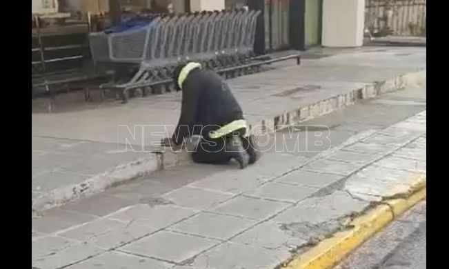 Μενίδι: Bίντεο ντοκουμέντο με άνδρα που κάνει χρήση ηρωίνης μέρα μεσημέρι μπροστά σε σούπερ μάρκετ