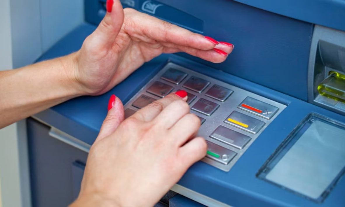 Τι ώρα πρέπει να κάνετε ανάληψη χρημάτων από ATM – Πότε χρειάζεται μεγάλη προσοχή