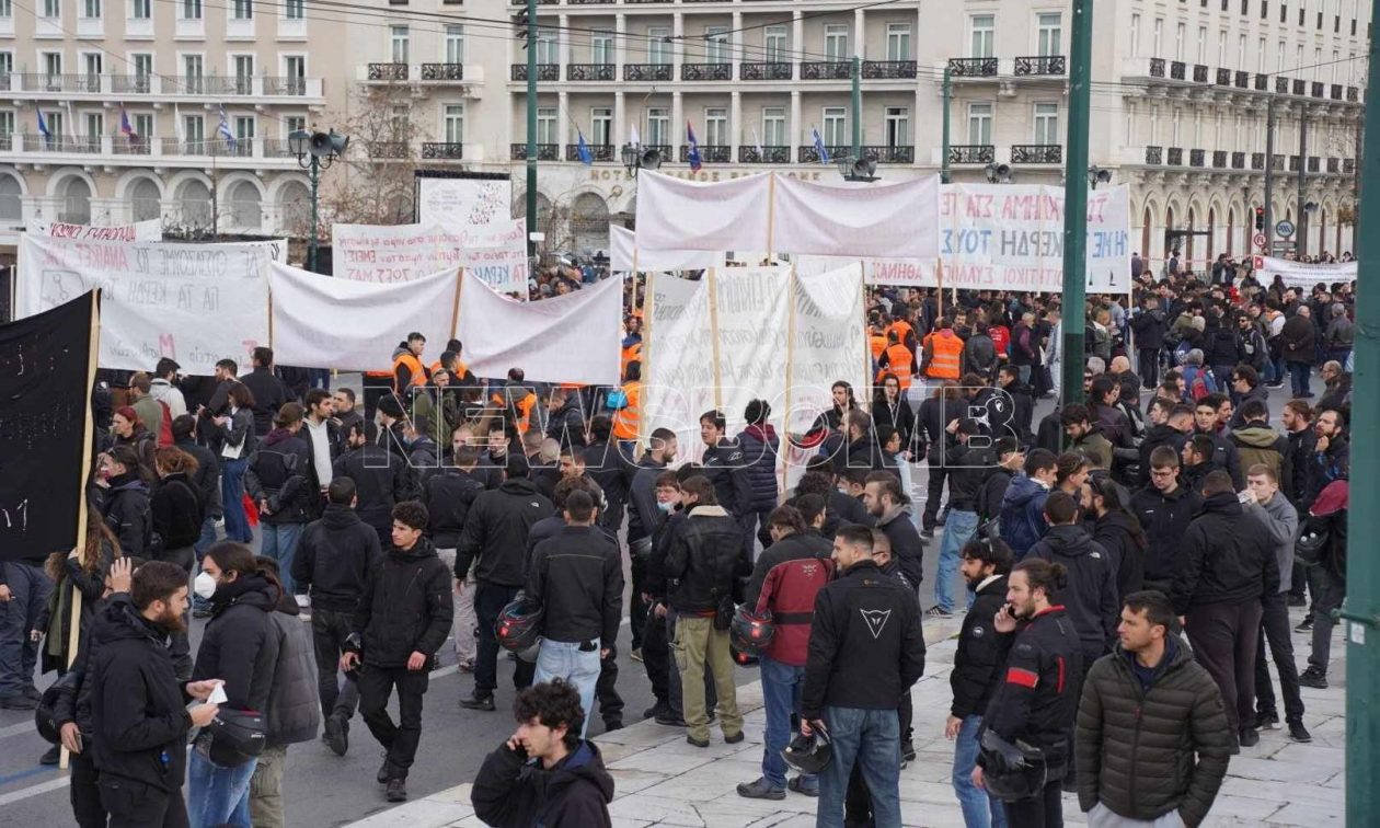 LIVE εικόνα από το Σύνταγμα – Δείτε την μεγάλη συγκέντρωση