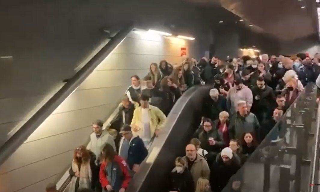 Τέμπη: Χαμός σε Μετρό και Ηλεκτρικό – Διαδηλωτές ακόμη και πεζή στο συλλαλητήριο στο Σύνταγμα