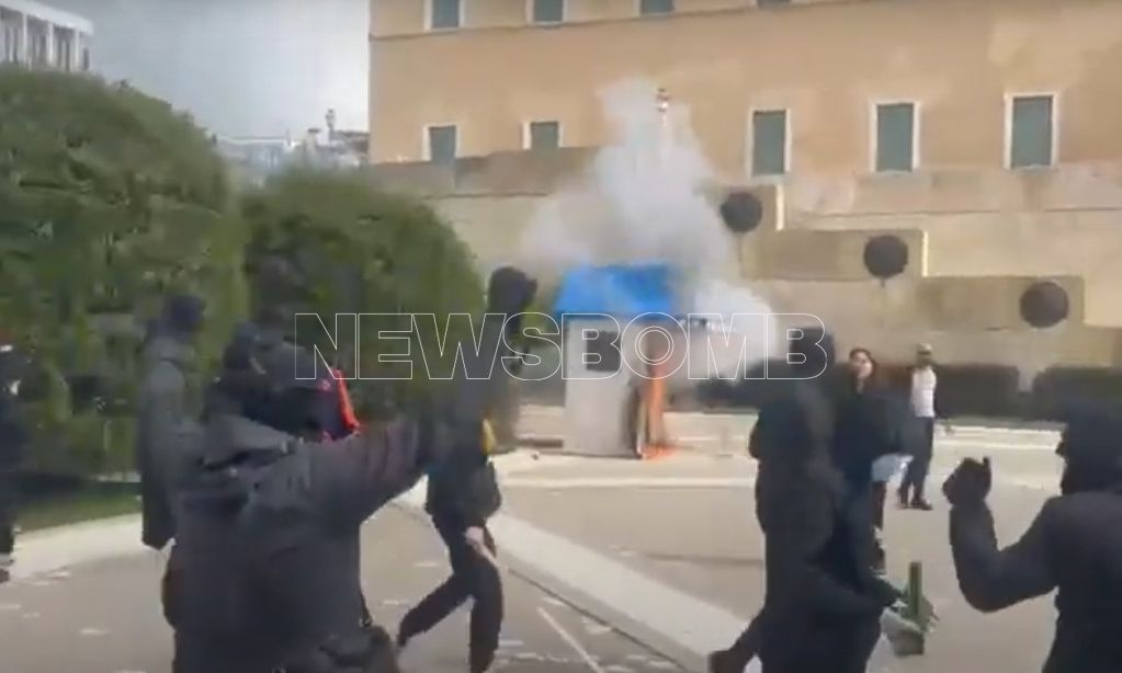 Βίαια επεισόδια μετά το συλλαλητήριο για τα Τέμπη: Μολότοφ, πέτρες και φωτιές – Έκαψαν φυλάκιο