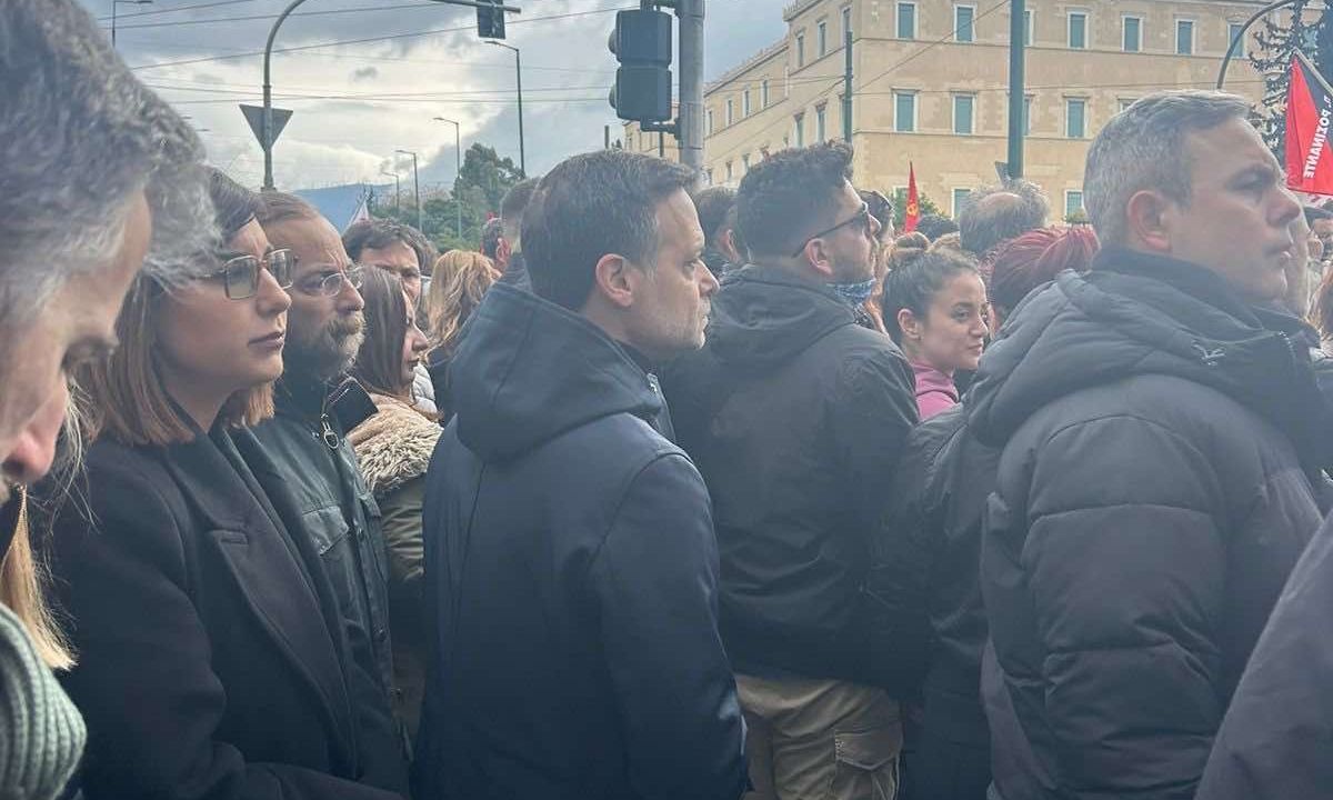 Ο Χάρης Δούκας συμμετείχε στη συγκέντρωση για τα Τέμπη στο Σύνταγμα