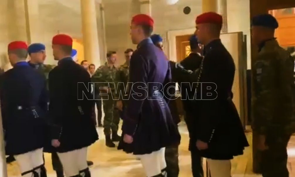 Επεισόδια μετά το συλλαλητήριο για τα Τέμπη – Στη Βουλή βρήκαν καταφύγιο οι εύζωνες (Vid)