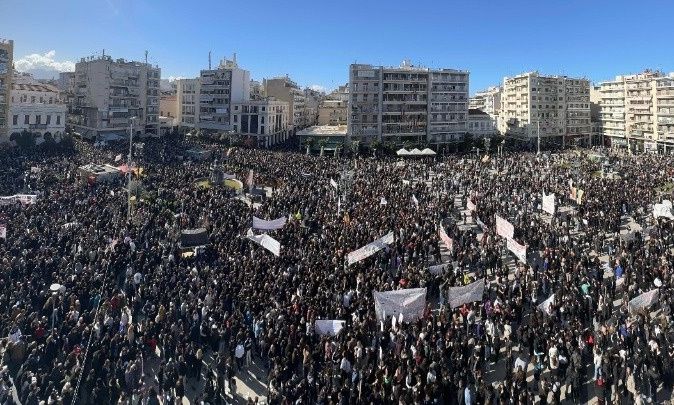 Πάτρα: Μεγάλη συγκέντρωση διαμαρτυρίας και πορεία για το σιδηροδρομικό δυστύχημα στα Τέμπη