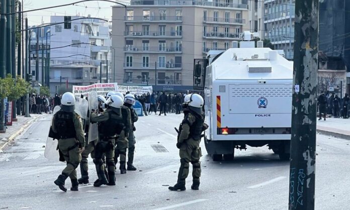 1630741-db0a3e39-avra-elas-syntagma-epeisodia-tempi.jpg